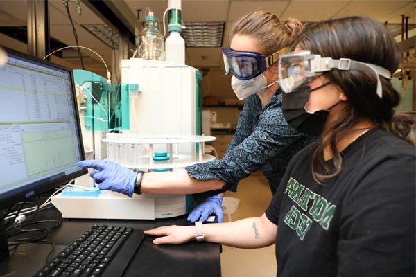 Students in the CBB lab